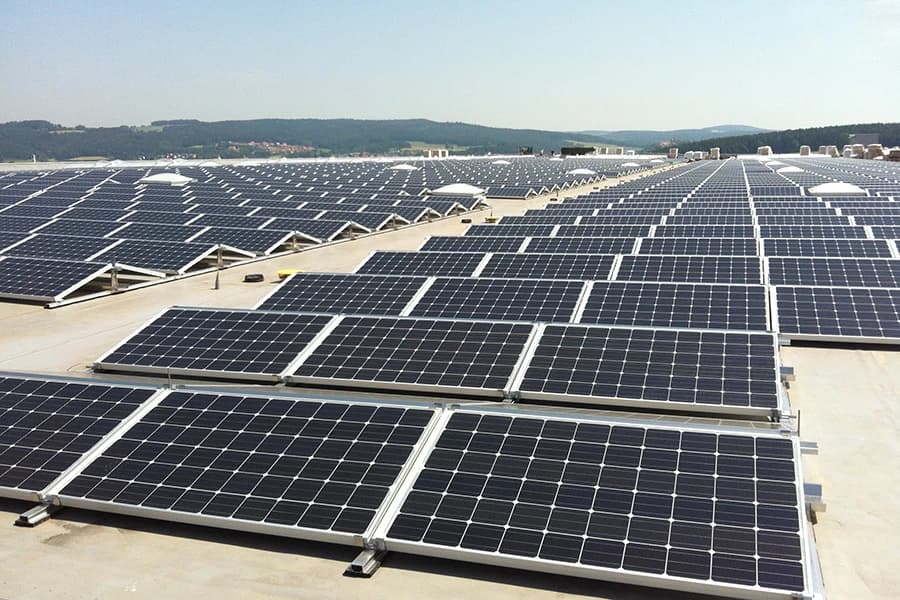 Photovoltaik Großanlage mit Solarmodulen auf Gewerbedach, installiert von Grammer Solar