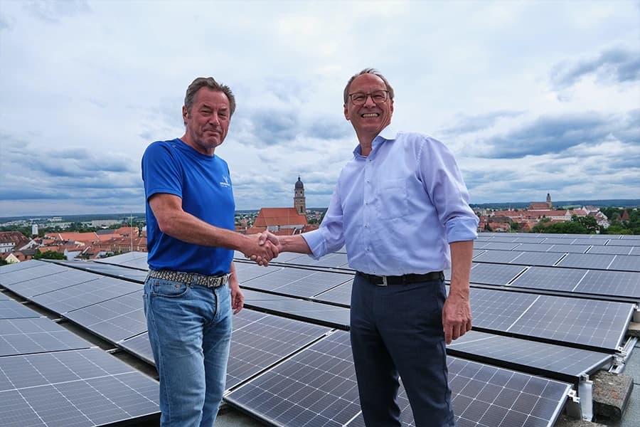 Servicetechniker von Grammer Solar bei Wartung und Beratung auf einer Photovoltaik-Anlage