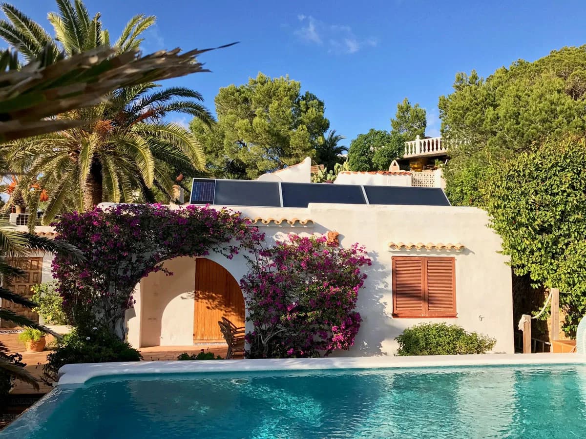 SolarLuft Kollektoren auf einem mediterranen Wohnhaus für solare Warmluft und Heizung