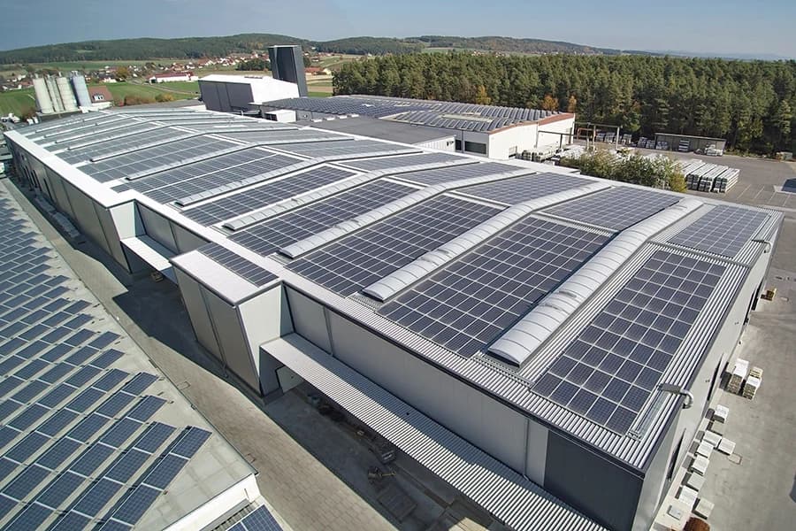 Grammer Solar Photovoltaik-Großanlage auf Industriedach – Referenzprojekt